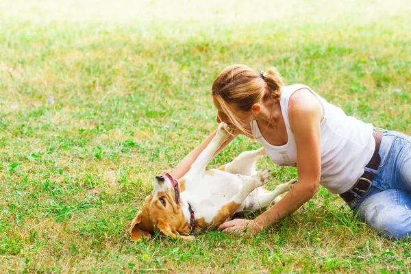 Känslomässiga samspelet mellan kvinnan och hennes renrasiga hund — Stockfoto