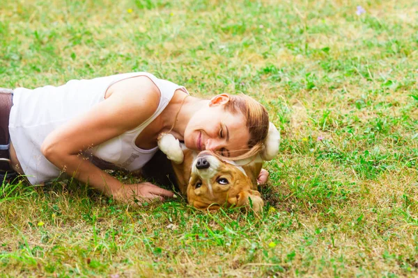 Retrato de la mujer que pone su cara en un perro —  Fotos de Stock