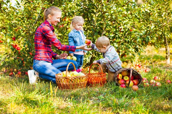 Lyckligt leende mor med barn, pojke och flicka — Stockfoto