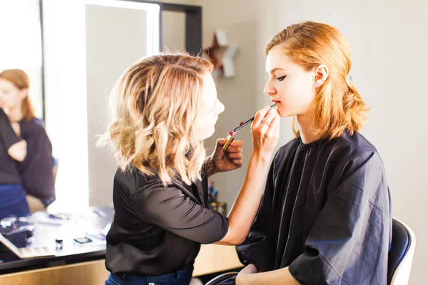 Preparando o modelo para o tiroteio, maquiagem e styling — Fotografia de Stock