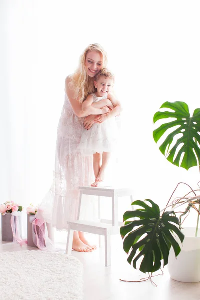 Mamá e hija como ángeles en la habitación — Foto de Stock