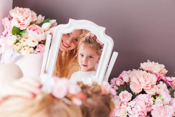 Užívat své vlastní krásy v místnosti — Stock fotografie