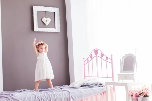 Quarto bonito para menina, pulando na cama — Fotografia de Stock