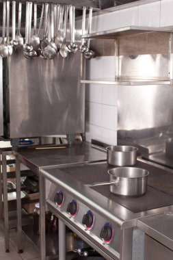 Profesyonel mutfak bir restoranda, elektrik pişirme yüzeyi
