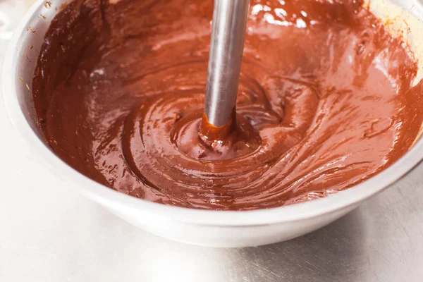 Derretir el chocolate en un tazón de cerca — Foto de Stock