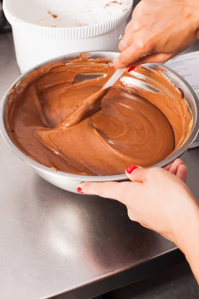 Faire fondre le chocolat dans un bol fermer — Photo