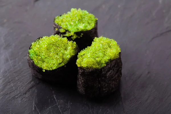 Tobiko sushi verde en el fondo de pizarra —  Fotos de Stock