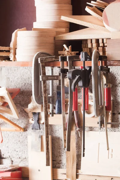 车间墙上固定的木匠工具 — 图库照片
