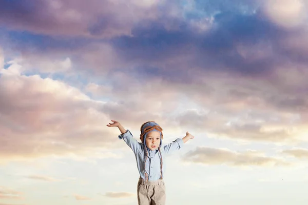 흐린 하늘 배경에 비행 체 하는 아이 — 스톡 사진
