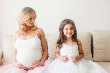 Anne ve kızı waitning birlikte bebek