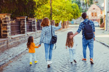 Arkadan görünüşü street yürüyüş Dört Kişilik Aile