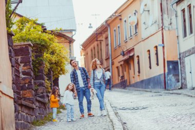Şehir etrafında geziniyor aile portresi yaz