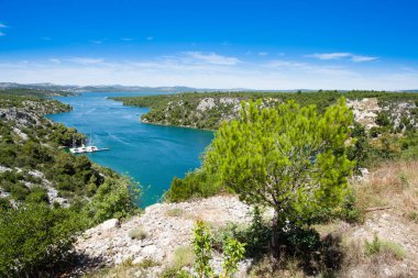 Üstten görünüm yatay, dağlar ve nehirde milli park Krka, Hırvatistan.