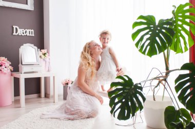 Anne ile kızı beyaz elbiseler keyfini çıkarın her diğer içinde a oda ile harika bir iç