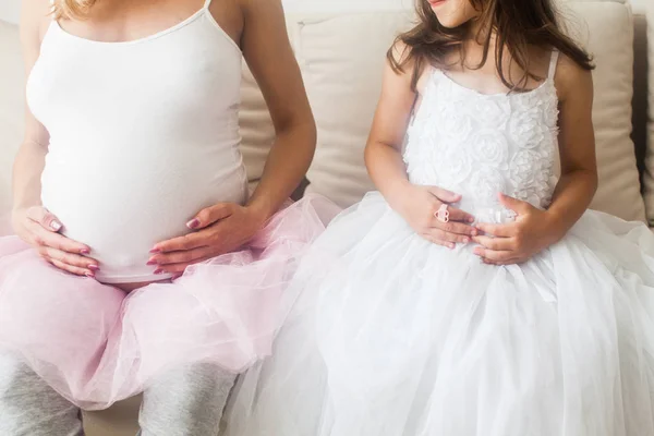 Mãe e filha esperando um bebê juntos — Fotografia de Stock