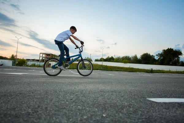 Nebojácný chlapec dělat triky na motorce — Stock fotografie