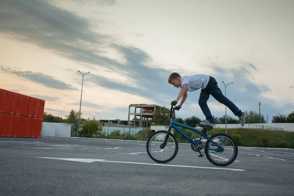 Teen chłopiec jazda rower stojąc na jednej nodze — Zdjęcie stockowe