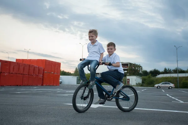 Dwóch chłopców Jazda razem na jednym rowerze — Zdjęcie stockowe