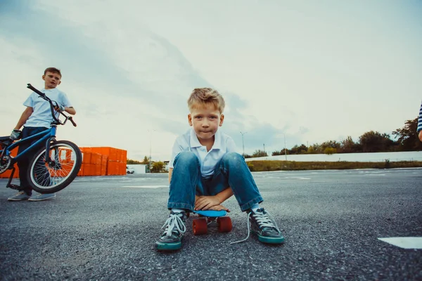 Jongen zittend op cent bestuur close-up weergave — Stockfoto