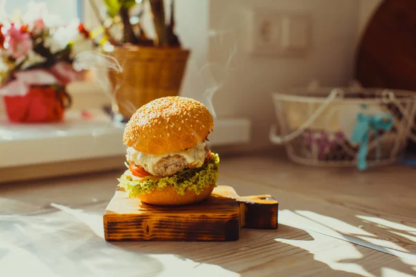 Lekkere gegrilde zelfgemaakte rundvlees hamburger met sla — Stockfoto