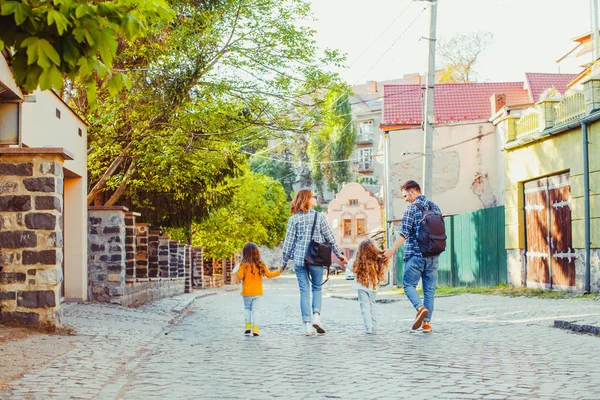 Rodina s dvěma dětmi chůzi ve městě — Stock fotografie