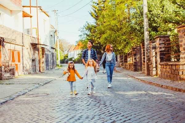親と歩く子供の家族の肖像画 — ストック写真