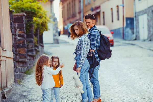 Porträt einer jungen Familie auf der Straße — Stockfoto