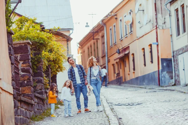 Lato portret rodziny Spacerując wokół miasta — Zdjęcie stockowe