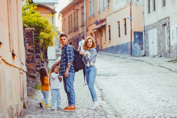 Mooie familie van reizigers staande op de oude straat — Stockfoto