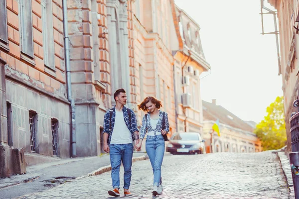 젊은 부부는 도시에서 역사적 건물 들 사이에서 도보로 — 스톡 사진
