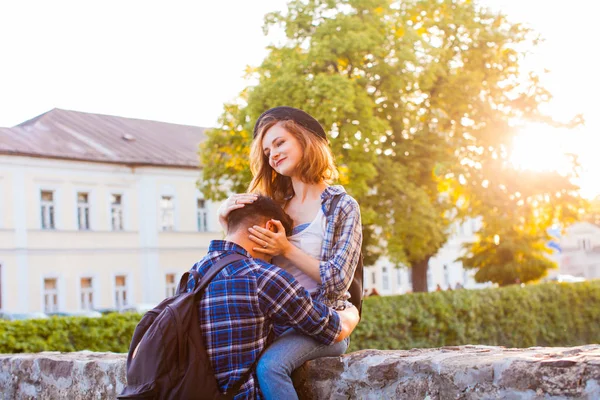 Paar verliefd bezoeken van romantische plaatsen in de oude stad — Stockfoto