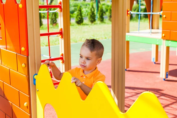 Kid joga no parque infantil do castelo ao ar livre — Fotografia de Stock