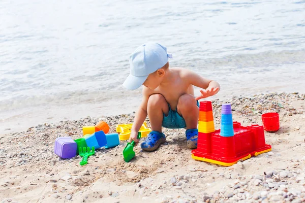 Nahaufnahme eines kleinen Jungen, der Spaß an einem Sandstrand hat — Stockfoto