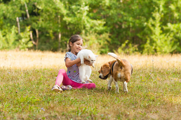 Красивая девушка представляет своих новых домашних животных вместе
