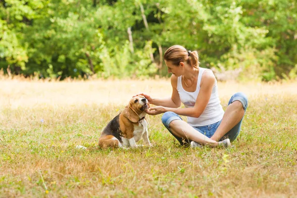 Bild på snygg kvinna med hennes väluppfostrad hund — Stockfoto