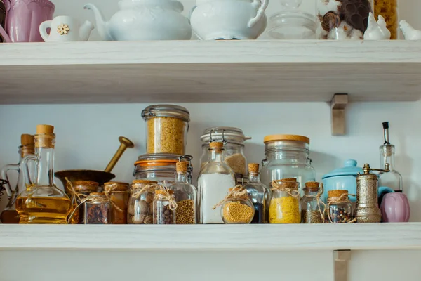 Estantes de cocina modernos con varios ingredientes alimentarios sobre fondo blanco — Foto de Stock