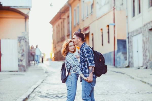 Romantiska par embracing på gatan i gamla staden — Stockfoto