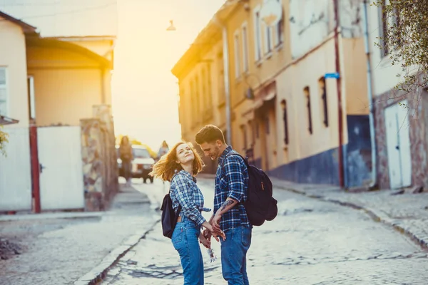 Couple sensuel debout dans les rayons du soleil — Photo