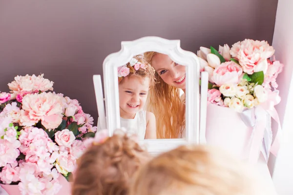 Desfrutando de sua própria beleza, meninas no espelho — Fotografia de Stock