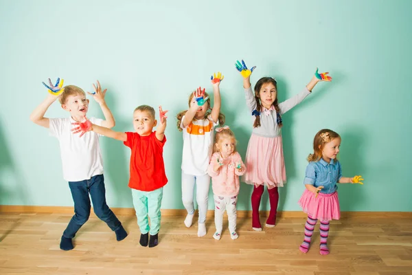 うれしそうな子供たちが楽しみながら創造的なワーク ショップ — ストック写真