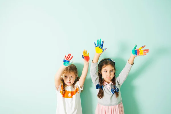 塗られたカラフルな手を振っている 2 人の少女 — ストック写真