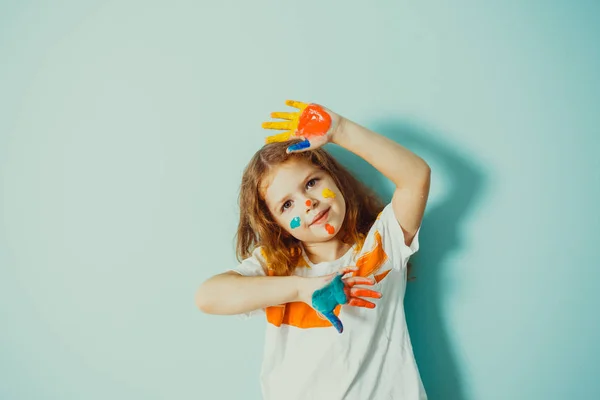 Fille tenant les mains avec des paumes de couleur autour de son visage — Photo