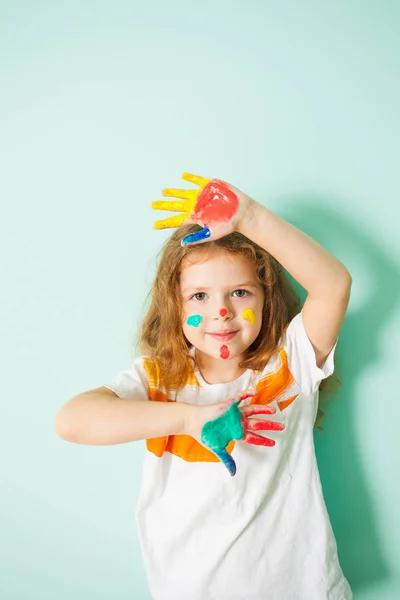 Portrait de fille mignonne avec le visage peint et les mains — Photo