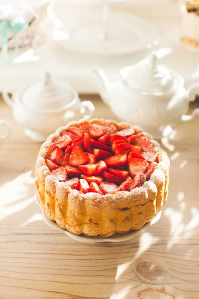Süßer Kuchen Erdbeer Charlotte Nahaufnahme auf dem Tisch — Stockfoto