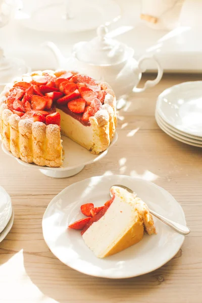Französisch Frische Erdbeer Charlotte Kuchen Und Ein Stück Auf Dem — Stockfoto