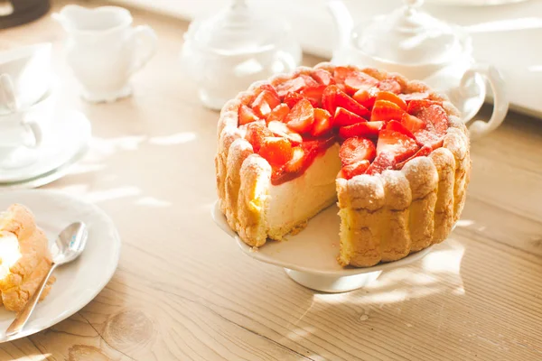 法式甜品, 新鲜草莓夏洛特蛋糕 — 图库照片