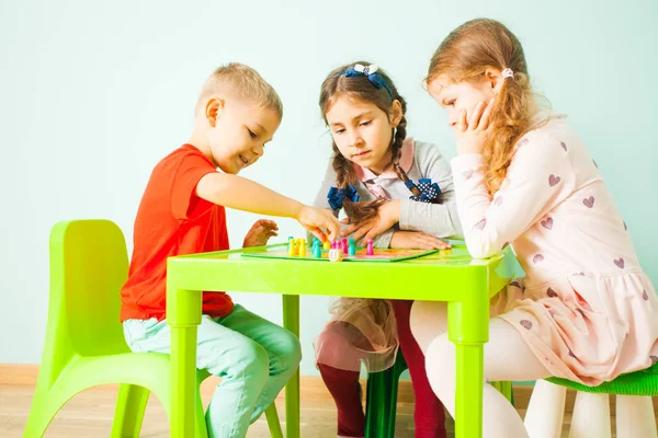 Kinderen vrije tijd en spelen tijd op kleuterschool — Stockfoto
