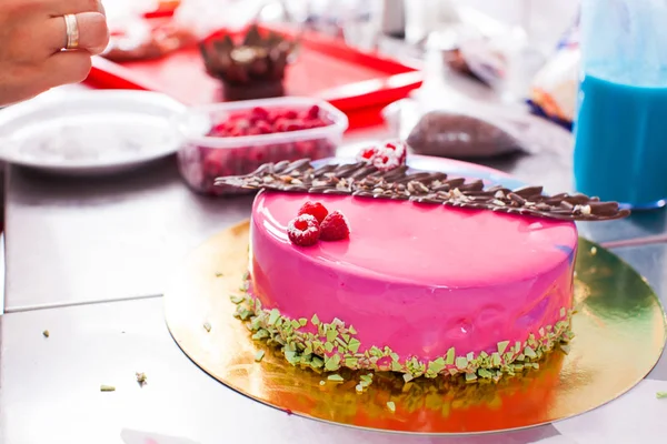 Proceso de decoración de la torta con esmalte espejo — Foto de Stock