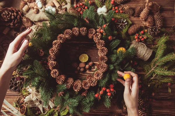 Nature wreath making top view on the table — Stock Photo, Image