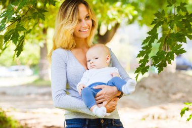 Güzel anne açık havada bebek oğlu ile